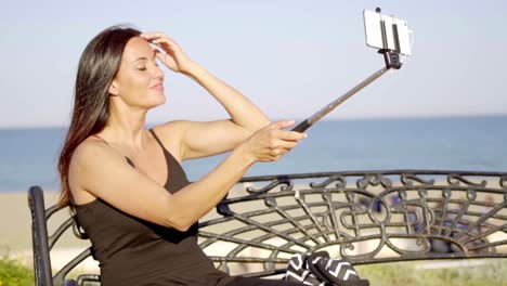 Hübsche-Junge-Frau-Macht-Ein-Selfie-Mit-Ihrem-Handy