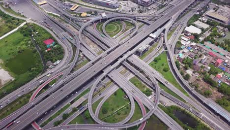4k imágenes de drones vista superior de los cruces de carreteras de la autopista. el cruce de la carretera de la autopisa sobrepasa la carretera de anillo exterior oriental de bangkok, tailandia.