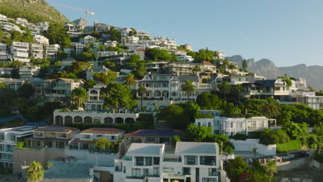 Control-Deslizante-De-Lujosas-Casas-En-Ladera-Soleada.-Volar-Sobre-El-Destino-Turístico-Tropical.-Ciudad-Del-Cabo,-Sudáfrica