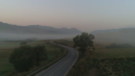 Un-Camino-A-Un-Campo-Brumoso-En-Una-Zona-Montañosa