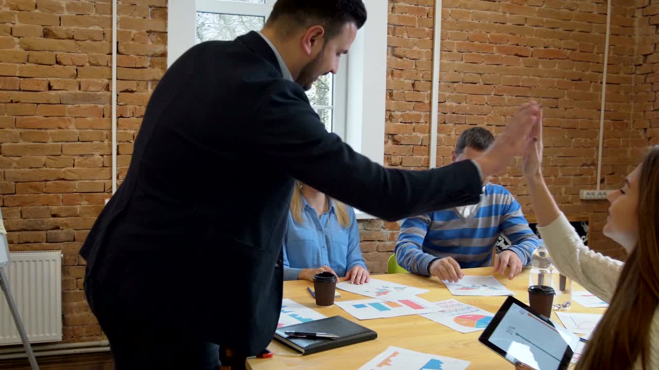 reunión de equipo de negocios involucró a diversas personas que participaron en ideas creativas y sostenibles steadicam filmado a través de la mesa de la sala de juntas espacio de trabajo compartido