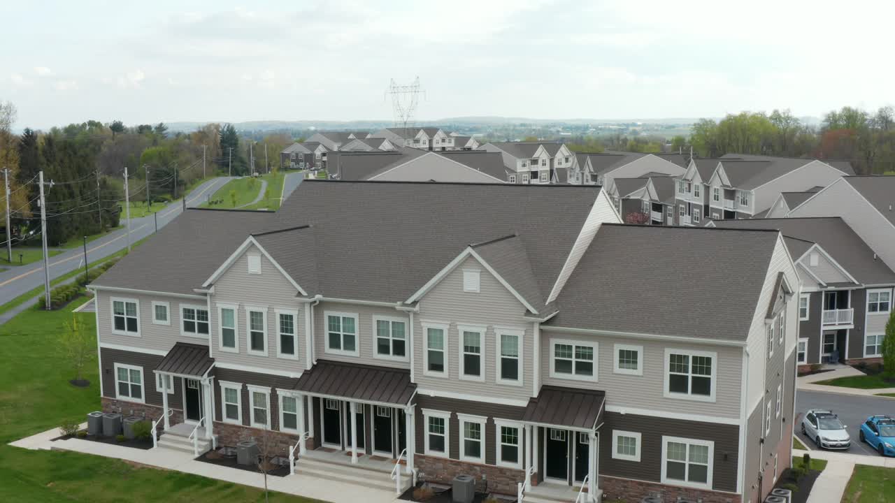 antena ascendente revela edificio de apartamentos y condominios de alquiler en ee.uu.