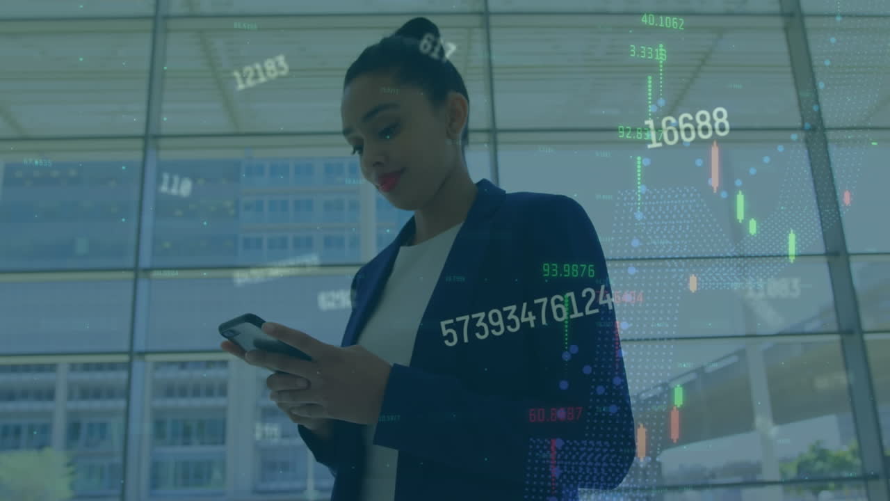 animazione di grafici e numeri mutevoli su una donna d'affari biraciale che usa uno smartphone in ufficio