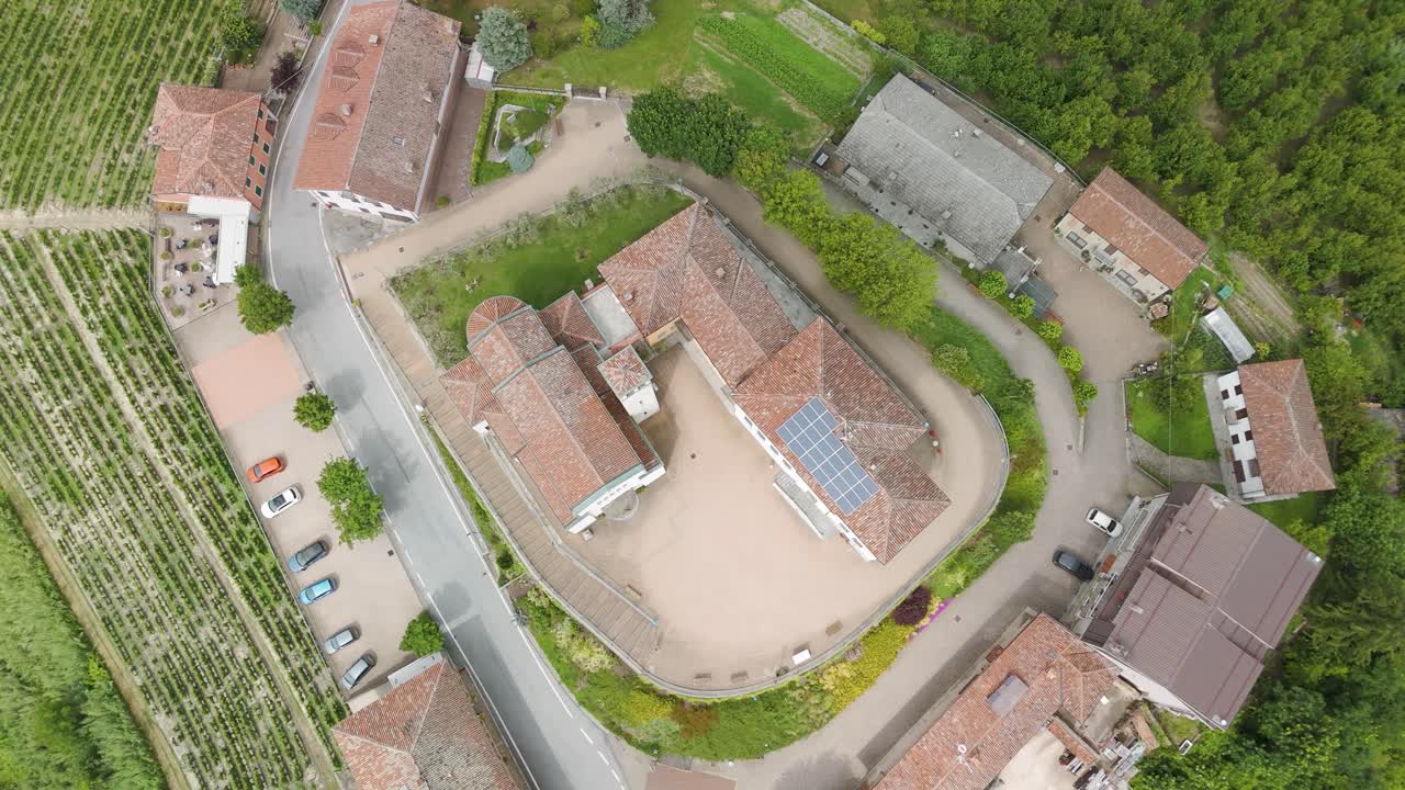 교회 와 집 들 이 있는 이탈리아 마을 의 공중 사진