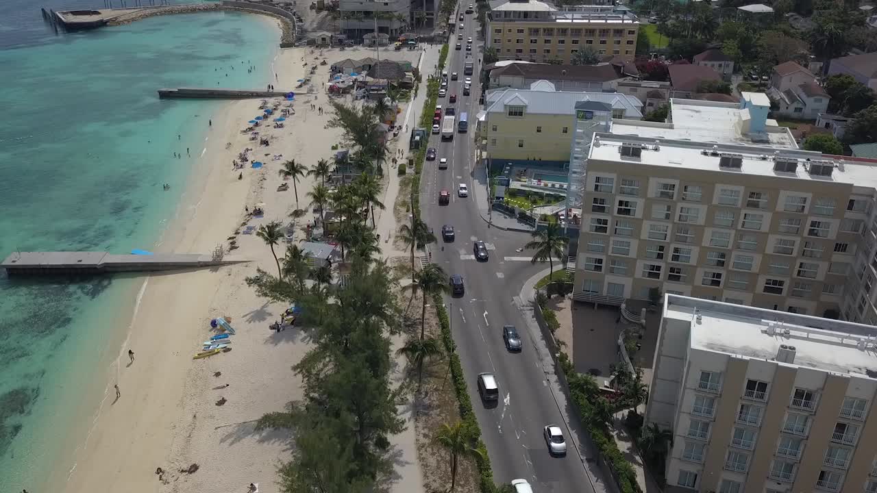 바하마의 화창한 나소에 있는 웨스트 베이 스트리트의 교통이 내려다보이는 공중 무인 항공기 전망