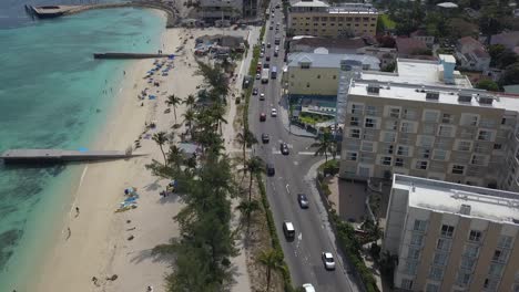 vista aérea de drones con vistas al tráfico en la calle west bay, en sunny nassau, bahamas