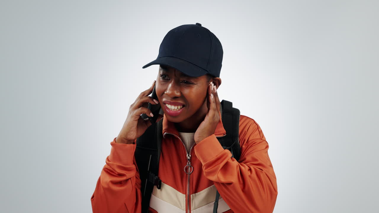 llamada telefónica, señal y mujer negra en el estudio