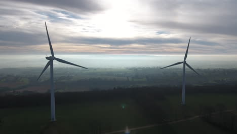 el seguimiento aéreo de las turbinas eólicas generador de energía eléctrica verde. mañana brumosa