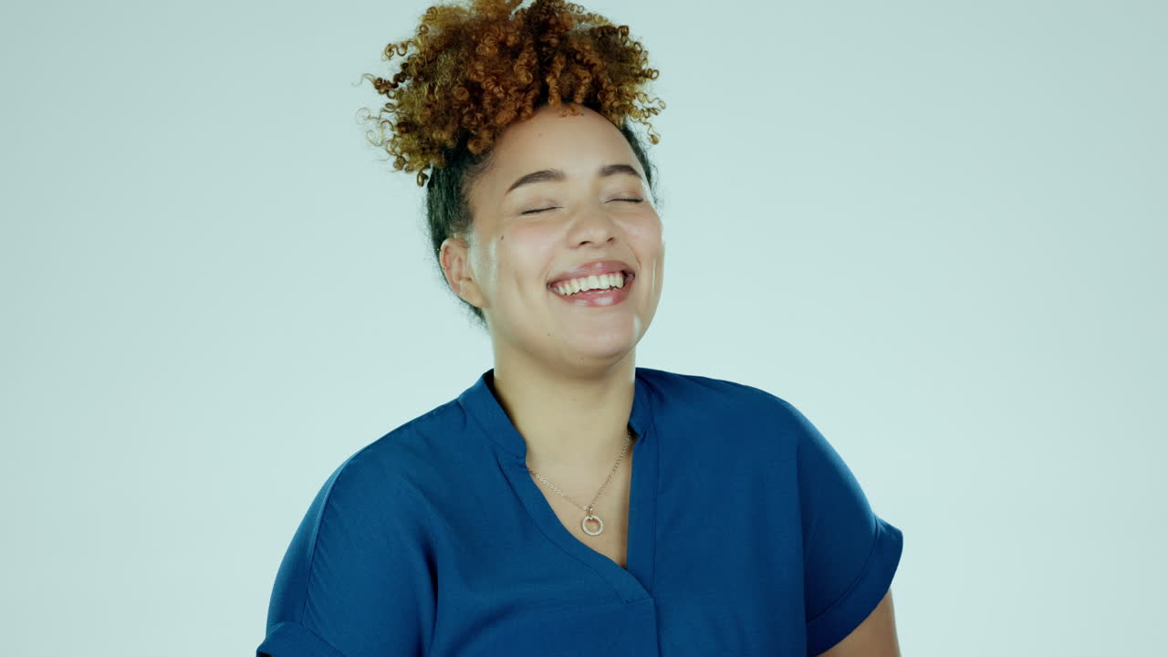 mujer feliz, sonriente y riendo en el estudio