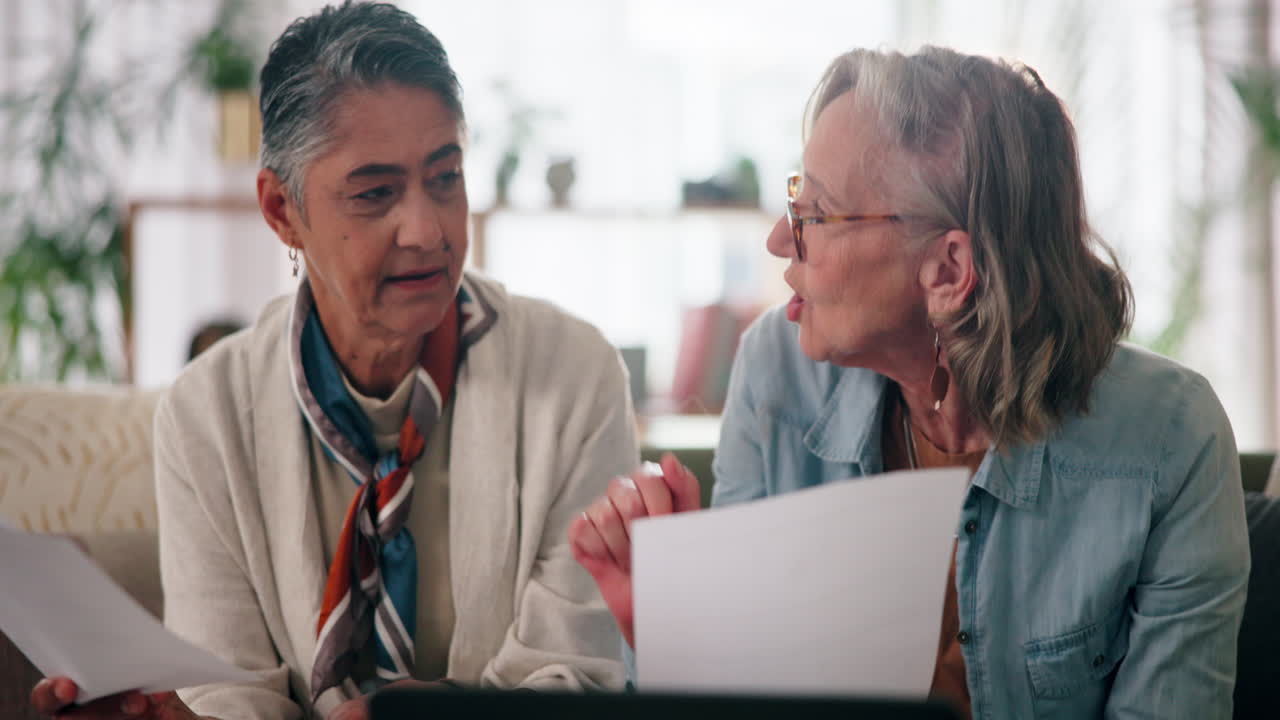 고령 여성들이 집에서 문서를 논의합니다.