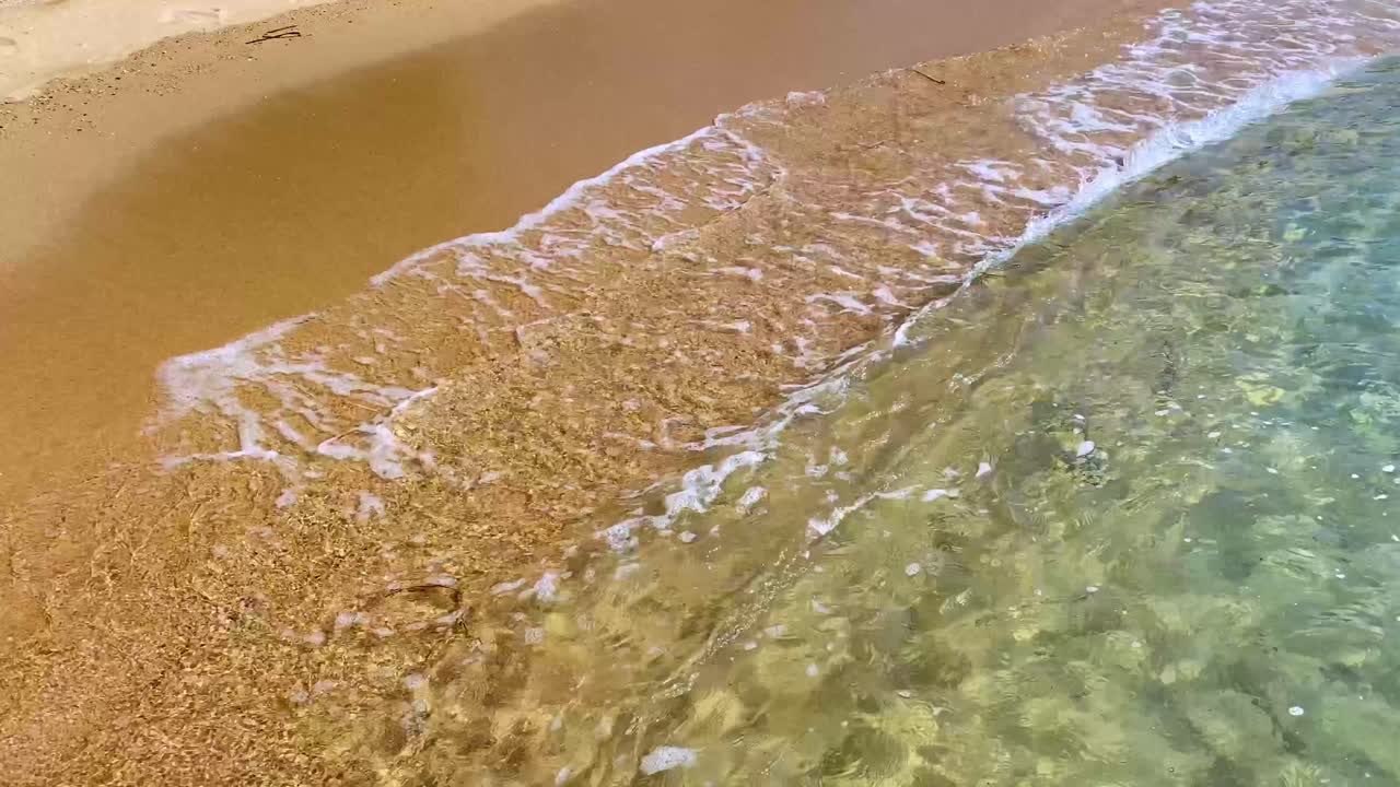 vista de mano de las olas rodando lentamente hacia