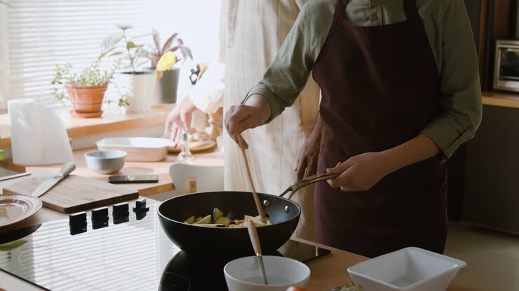 Padre e figlio cucinano insieme in cucina