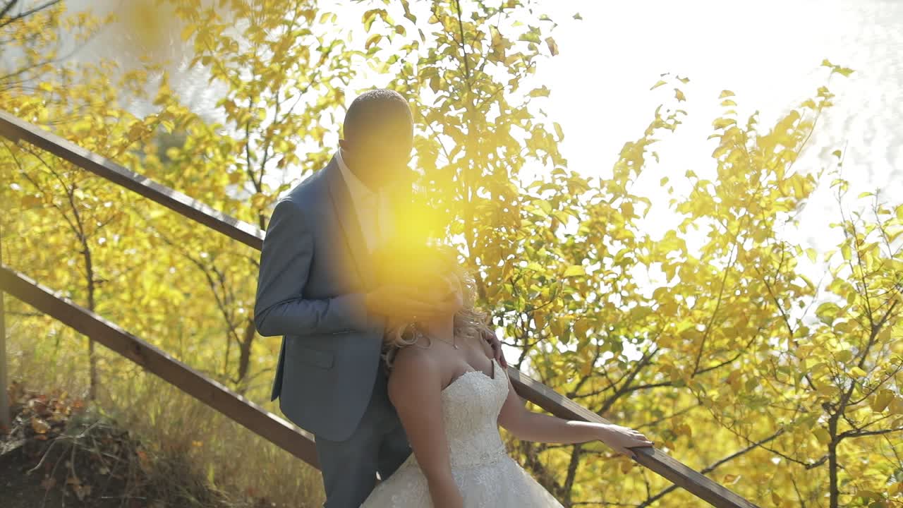 결혼 부부. 사랑스러운 신랑과 신부. 행복한 가족. 사랑에 빠진 남자와 여자
