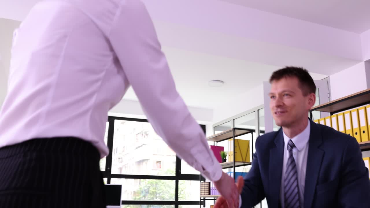 Pessoas negócio, apertar mão, em, um, escritório