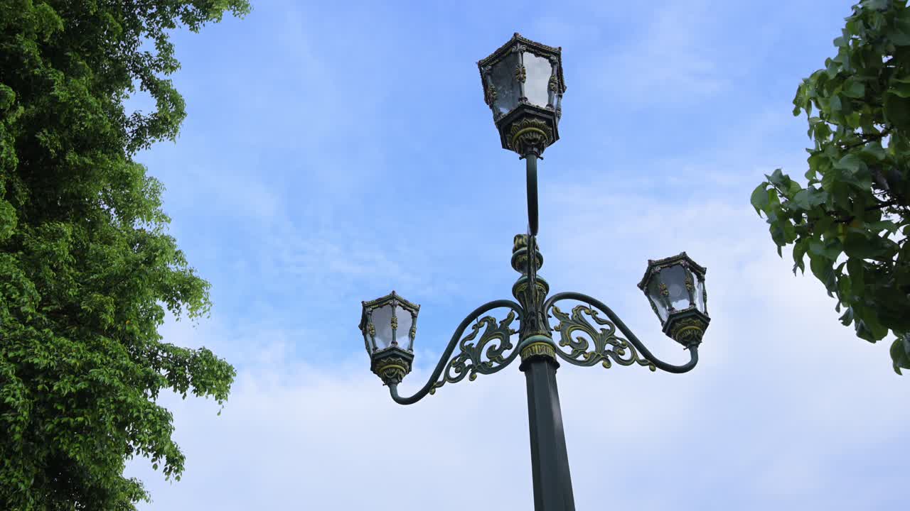 Farolas únicas en Yogyakarta, las luces del palacio de Jogja tienen sus propias características históricas y culturales.
