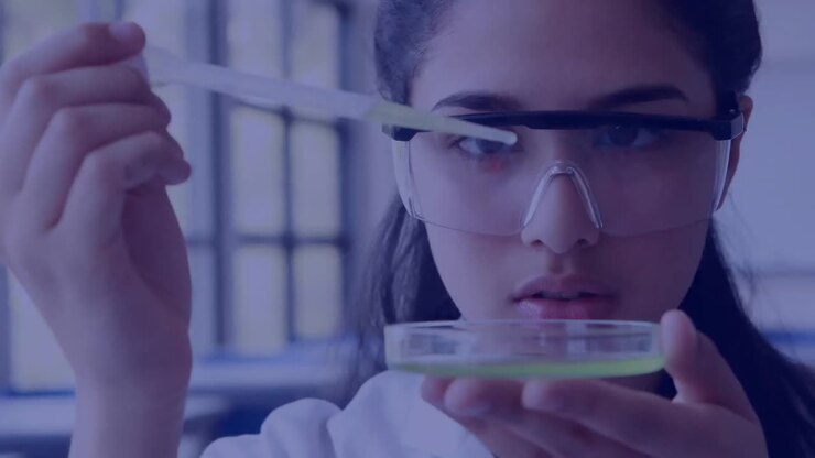Moléculas com uma aluna em laboratório