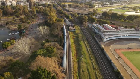 Toma-Aérea-Del-Tren-De-Conducción-En-Dirección-Al-Centro-De-Buenos-Aires-Durante-El-Día-Soleado-En-Argentina