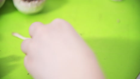 cortar los hongos de cerca