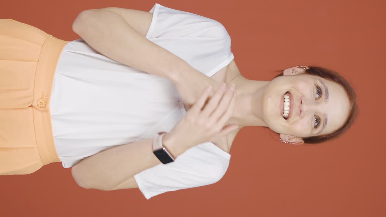 여성의 수직 비디오는 꿈을 꾸고 있습니다.