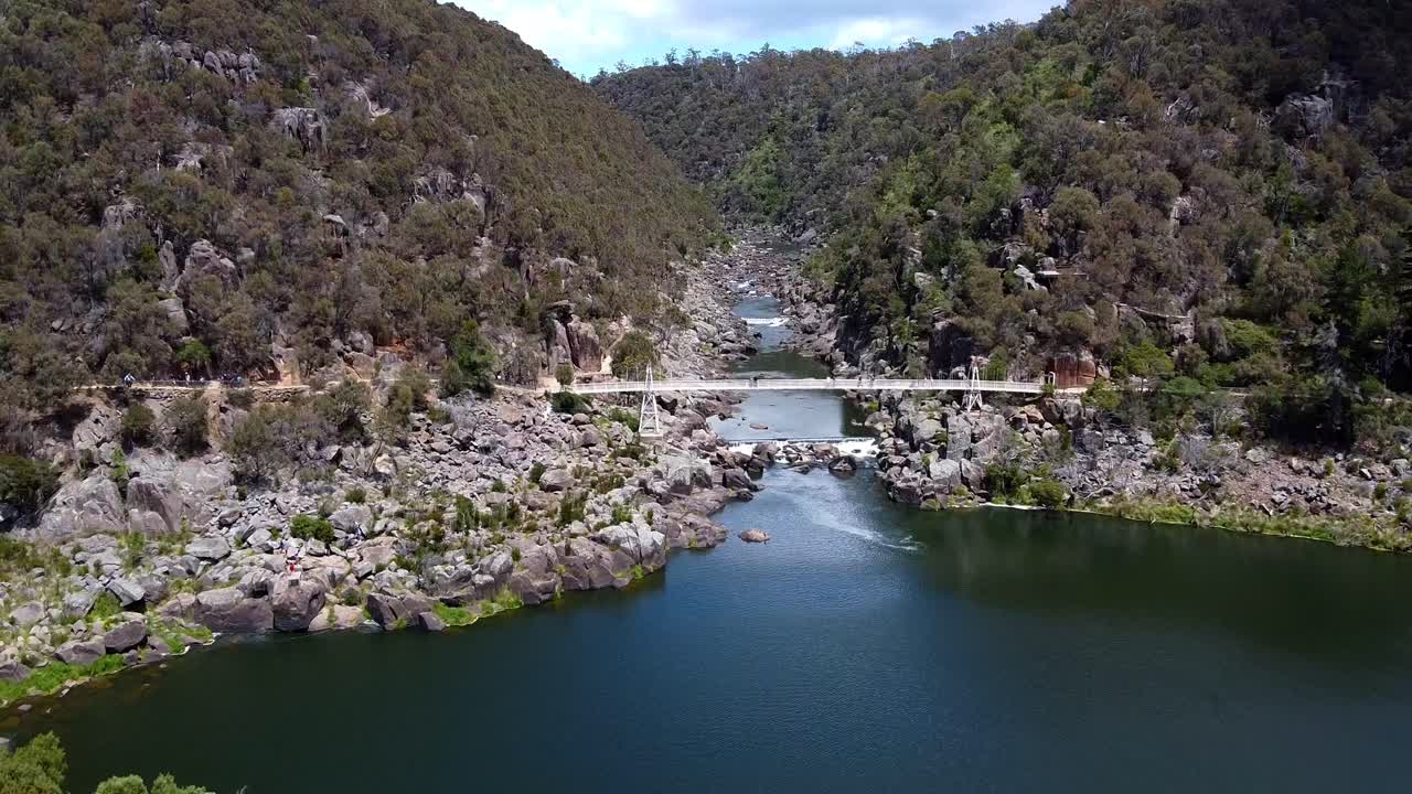 cataract gorge, ubicado a pocos minutos del corazón de launceston en tasmania, es un impresionante país de las maravillas naturales que ofrece una mezcla perfecta de naturaleza y recreación.