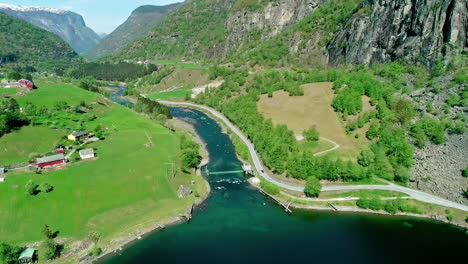 Hermosa-Vista-Aérea-Panorámica-Del-Valle-Y-El-Río-Del-Pueblo-De-Flam,-Noruega