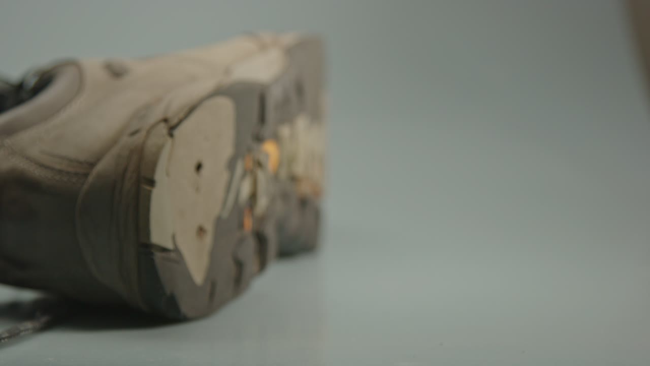 estante de enfoque para la suela de calzado desgastada de la bota de senderismo