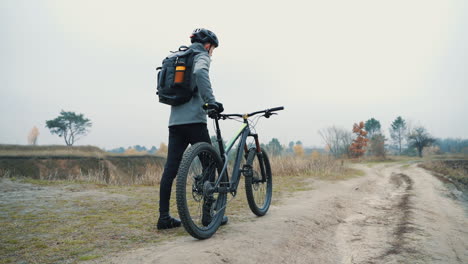 ciclista montando en bicicleta de montaña por la carretera en el campo 1