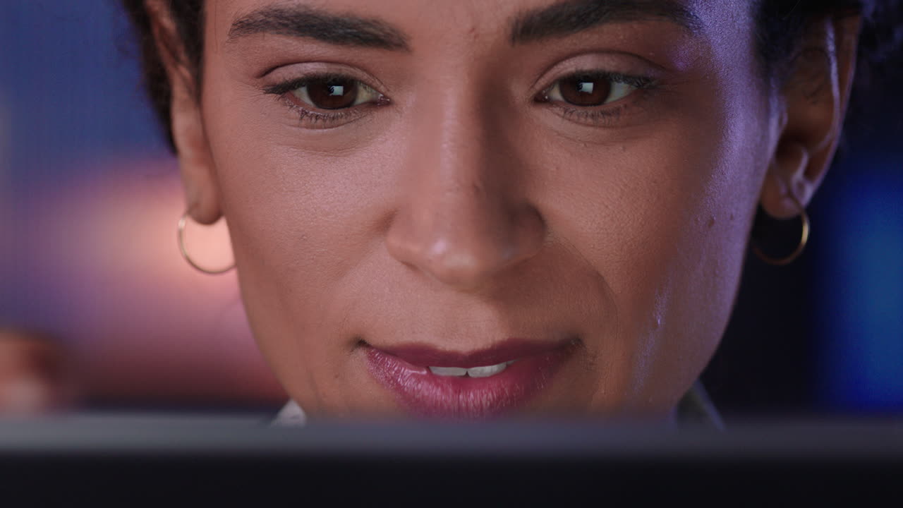 retrato de cerca de una mujer de negocios usando una tableta trabajando hasta tarde navegando por internet comunicándose en línea disfrutando de la conexión a las redes sociales