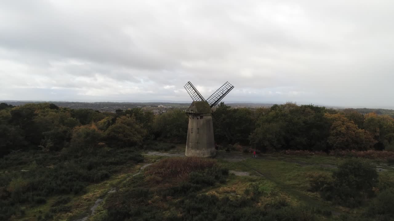 традиционная деревянная каменная мукомольная мельница ветряная мельница сохранилась в осеннем лесу вид с воздуха сельская местность вид сзади