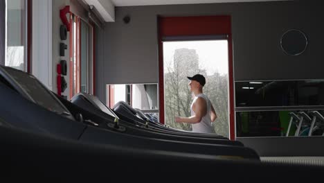 atleta profesional corre en una máquina de cinta de correr de gimnasio de interior, motivación para el fitness