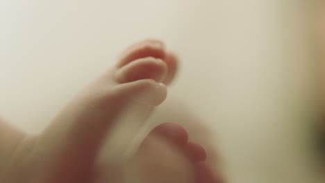 un bebé mueve los pies