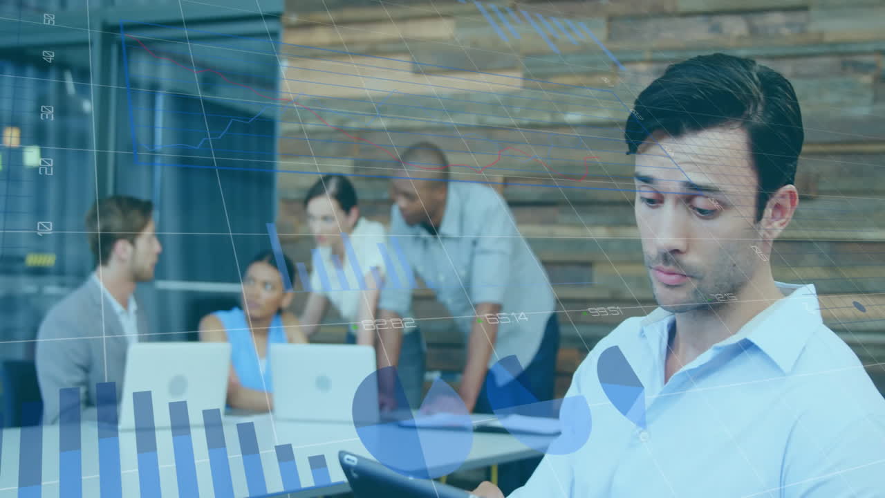 animación del procesamiento de datos financieros sobre empresario caucásico usando tableta en la oficina.