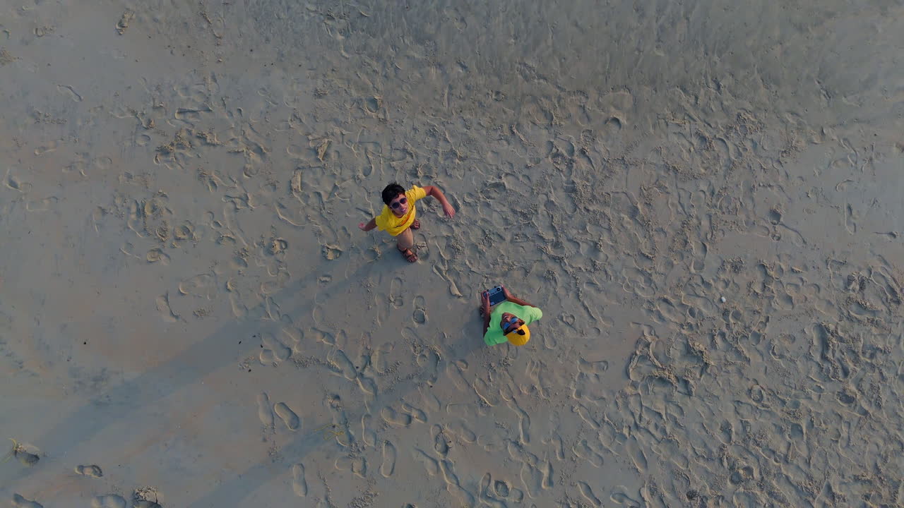 해변 에서 드론 을 가지고 놀고 있는 소년 들