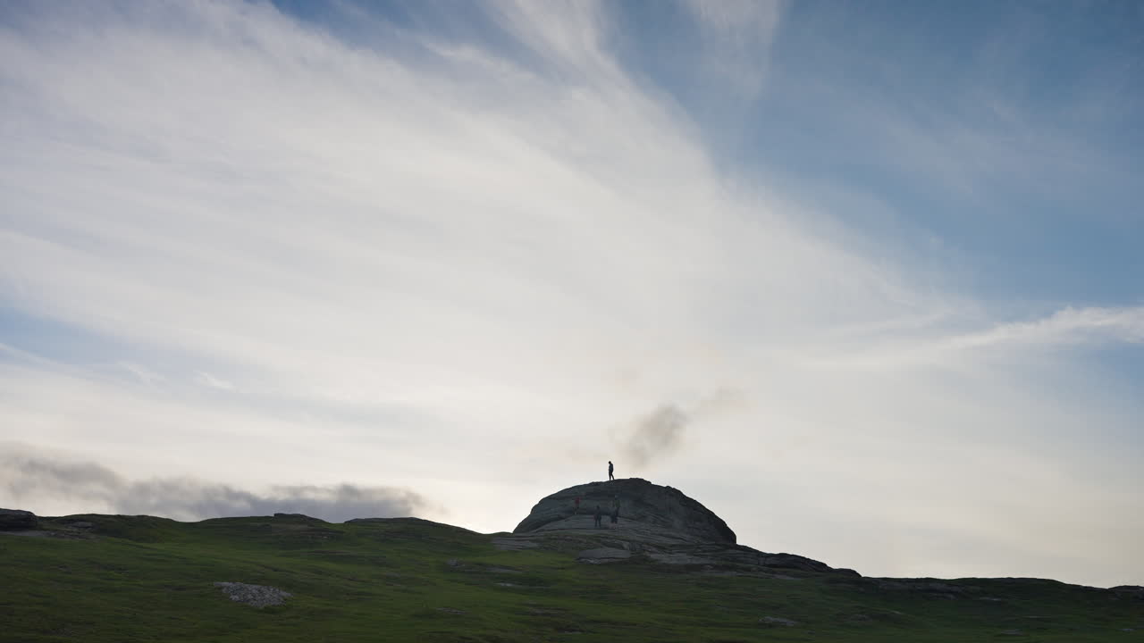 산꼭대기 에 있는 산책자 들