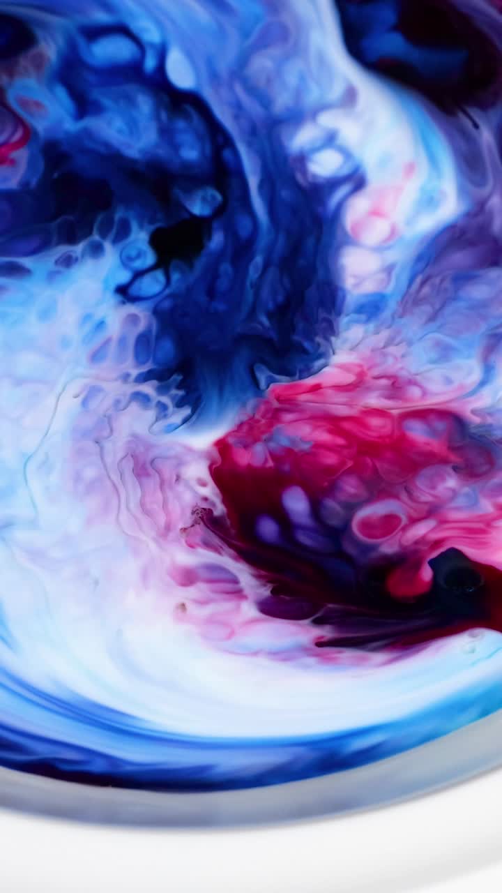 Colori vivaci che si mescolano nel latte su un piatto