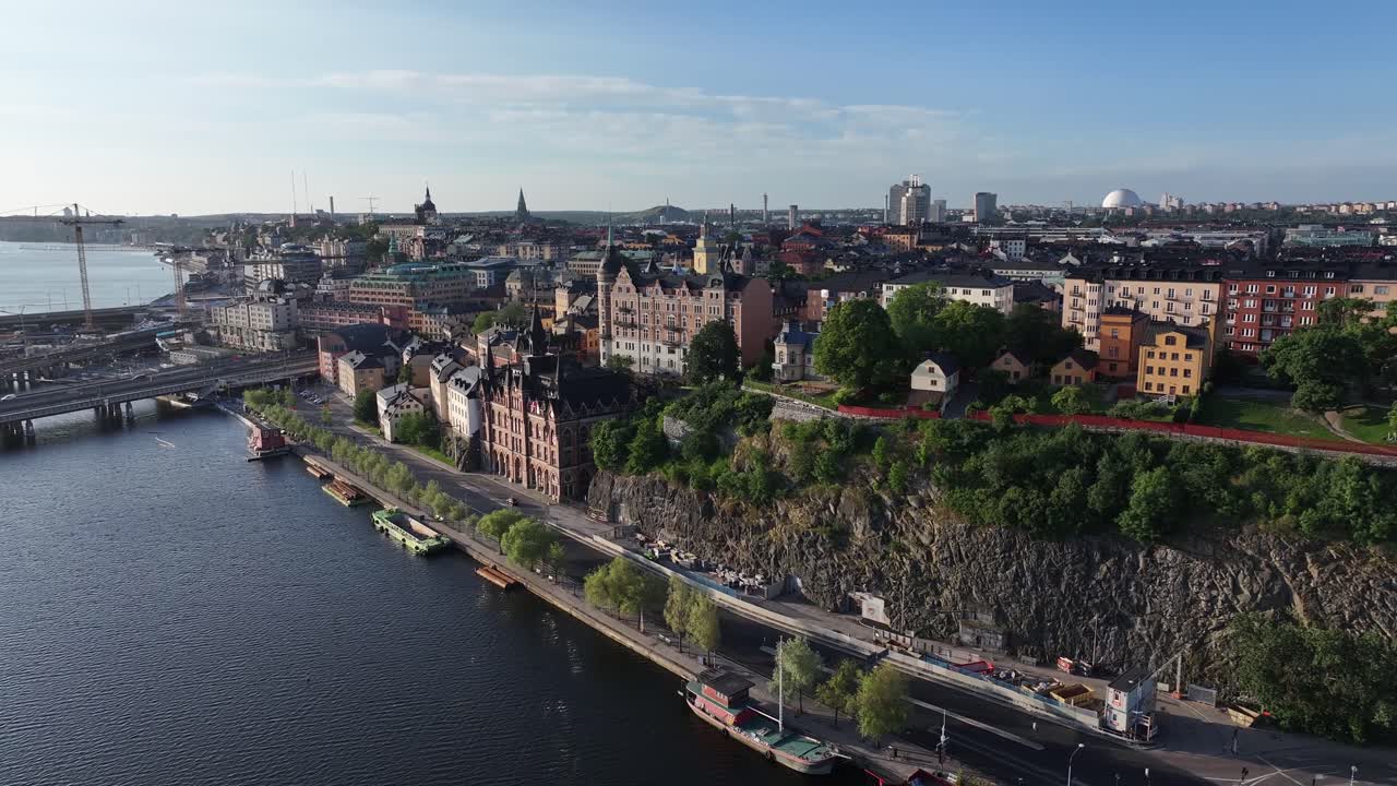edificios tradicionales y monumentos históricos a lo largo del río con hoteles acuáticos