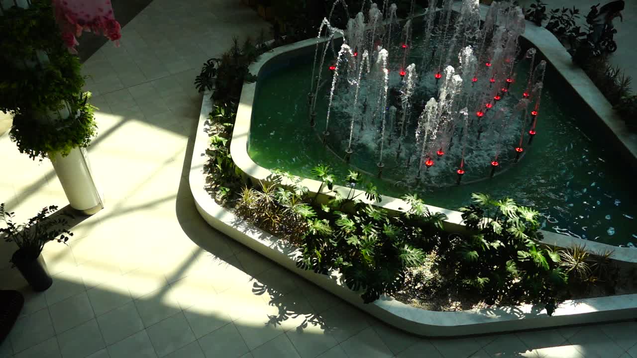 Chorros de fuente en el centro comercial. Cámara lenta