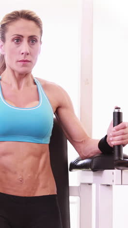 una mujer súper en forma haciendo abdominales en una sesión de crossfit