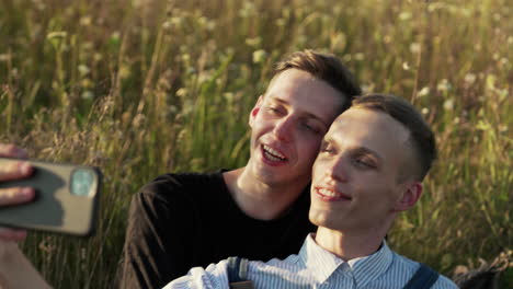 Couple-taking-selfie-photo