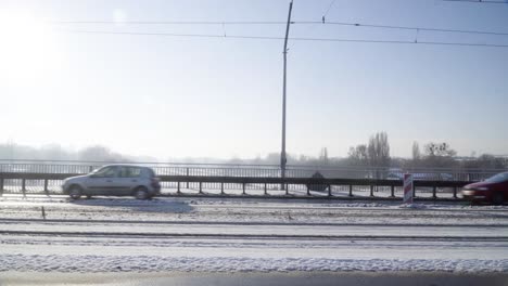 Los-Coches-Y-El-Tranvía-Corren-Por-El-Puente-Durante-La-Toma-Estática-De-Invierno