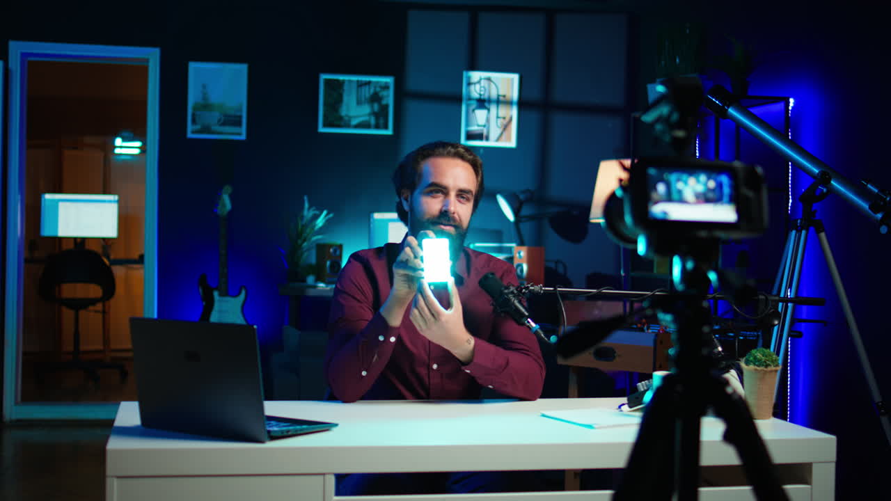 guru tecnológico filmando la revisión de la tecnología de las mini luces led, ofreciendo comentarios