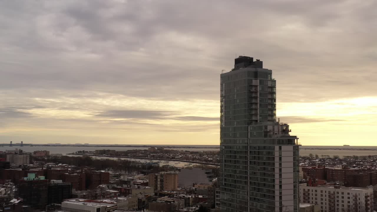 una vista aérea de un edificio de apartamentos en brooklyn en un día nublado en invierno