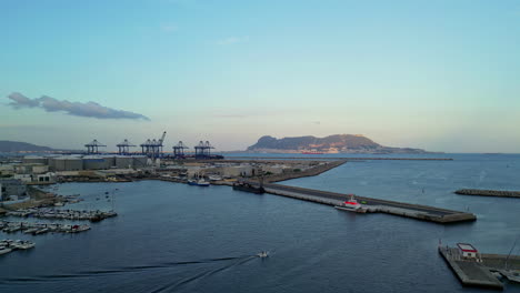 esta perspectiva aérea ofrece una visión fascinante del bullicioso mundo de la industria marítima y el comercio en esta región histórica de españa.