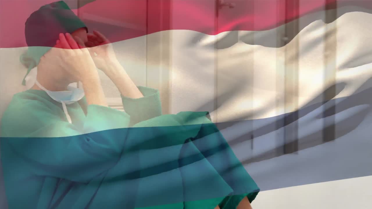 병원에서 스트레스를 받은 백인 여성 외과의사 위에서 흔들리는 네덜란드 국기의 디지털 구성