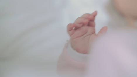 un primer plano de la mano de un bebé pequeño