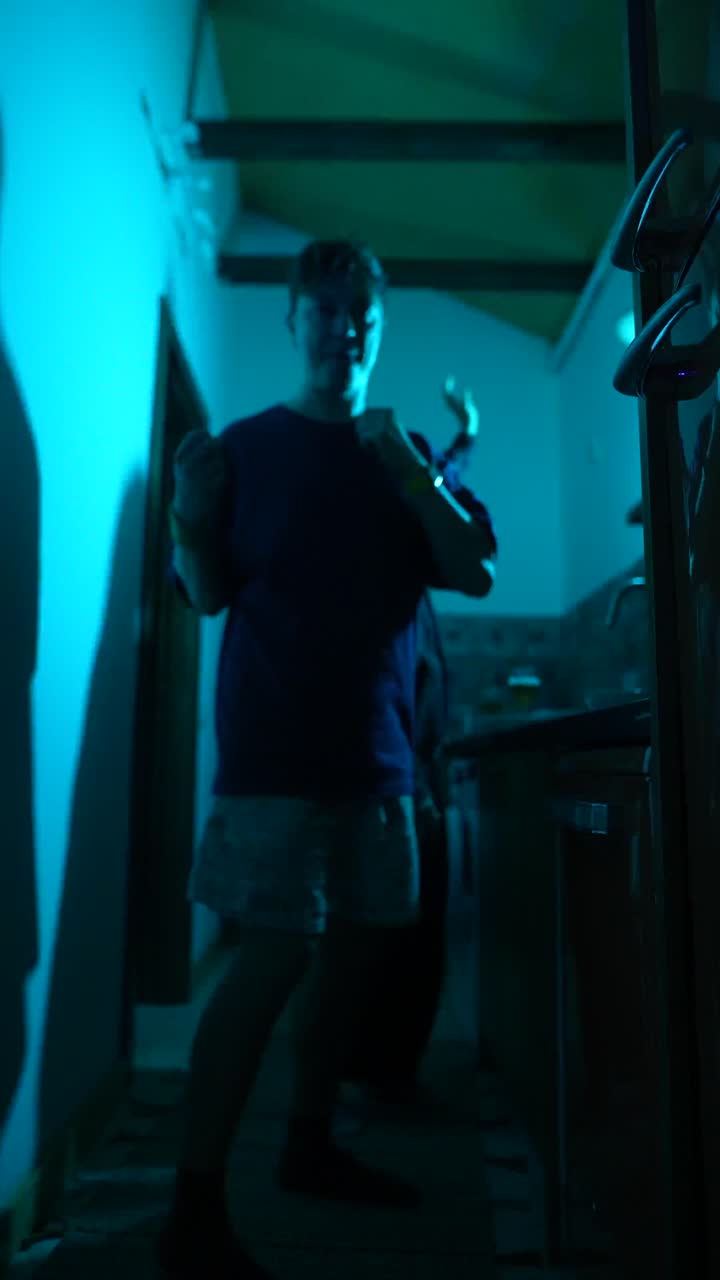 fiesta nocturna en una habitación rosa