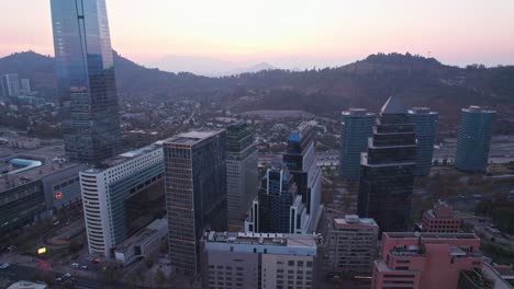 Langsamer-Lufttransport-Zum-Costanera-Turm-Während-Des-Sonnenuntergangs-In-Chile