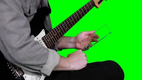 sección media del músico fingiendo estar usando una tableta digital
