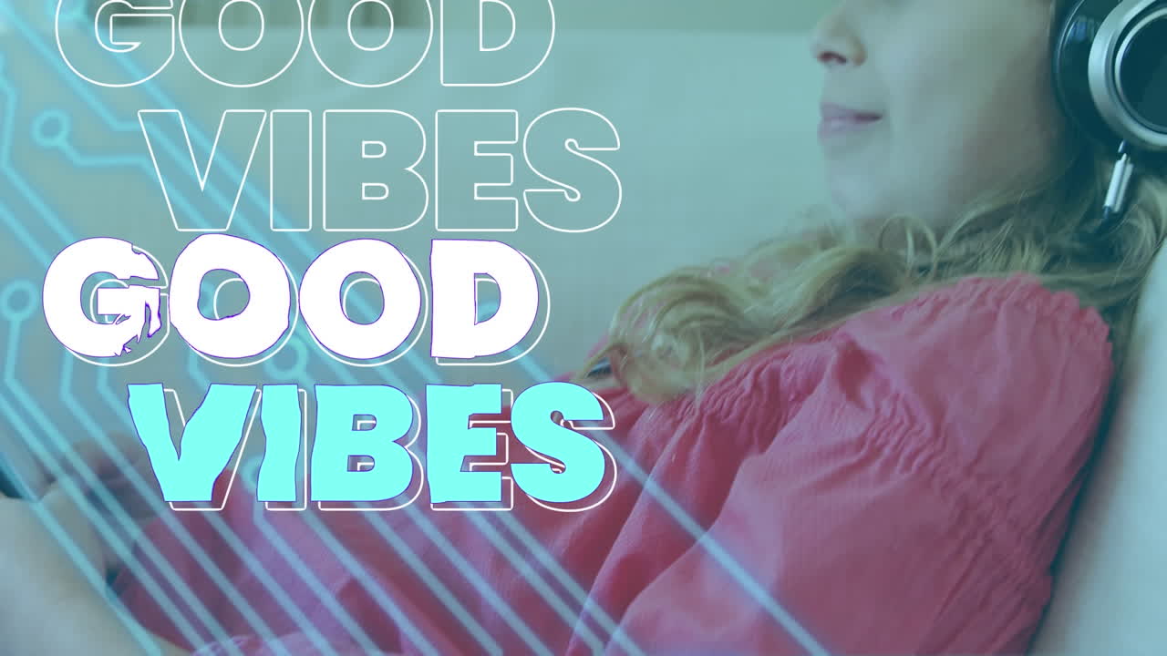 animación de buenas vibraciones texto, patrón de placa de circuito, chica caucásica en el sofá y escuchando música