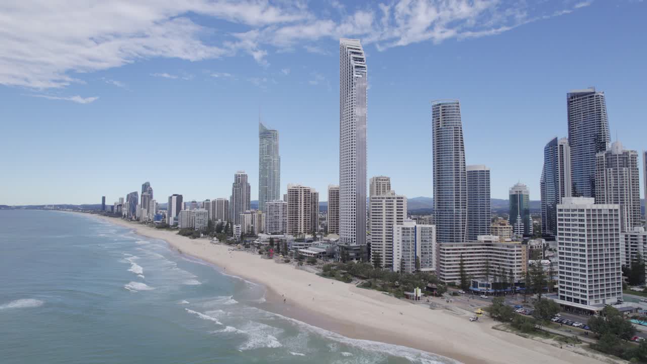 Veduta panoramica di grattacieli con spiaggia sabbiosa a Surfers Paradise nella Gold Coast, Queensland, Australia